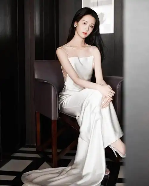 陈都灵穿白色长裙 眼神纯欲婀娜多姿 网友:这是什么仙女气质!