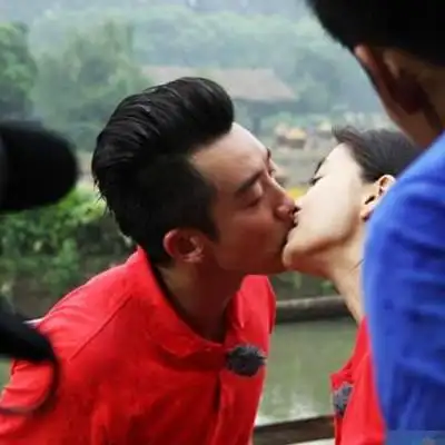 图杨颖和郑恺的照片曝光周五情侣屡获好评