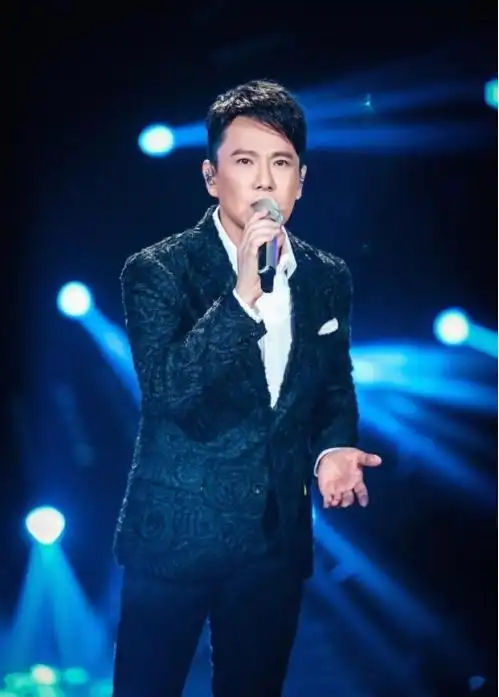 素有"情歌王子"之称的张信哲,在1988年发行第一张个人专辑《说谎》