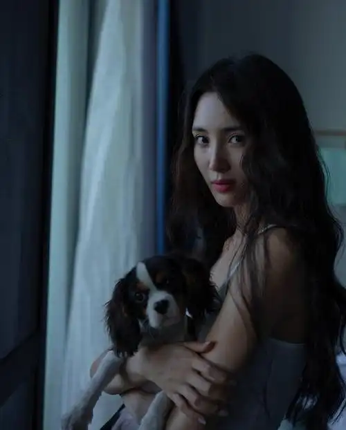 近日,演员李鸿其凭借自编自导的电影《爱是一把枪》获得了威尼斯电影