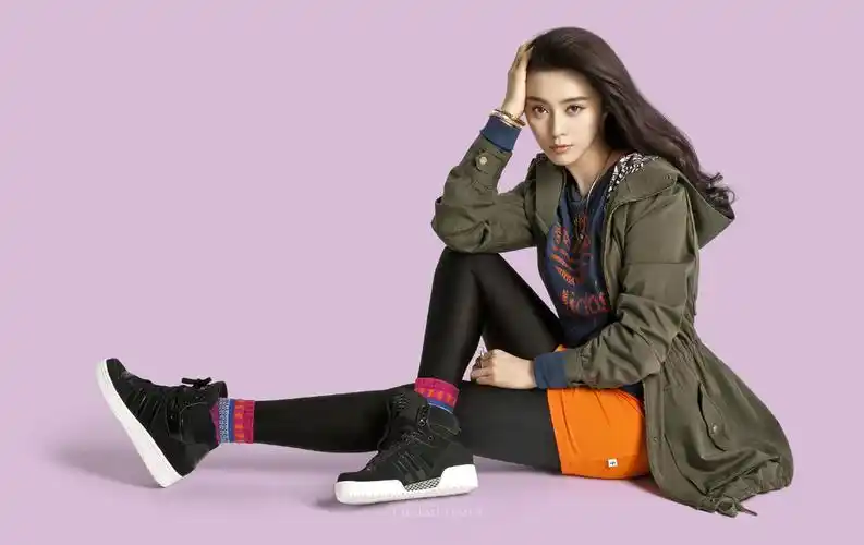 亦如范冰冰,深色风衣,短裤,长袜,黑色休闲运动鞋,就这样简简单单,走在