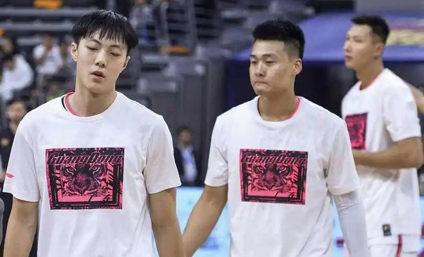 原创争议胡明轩社媒摊牌吐槽女球迷弄脏名牌外套赵睿的留言太扎心