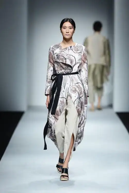 新申亚麻:"共融"精神致敬时尚_服装招商资讯_中国服装网