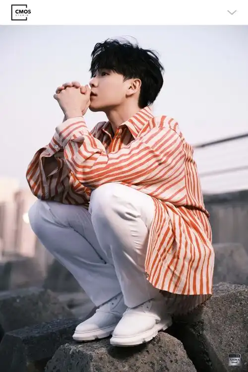 尤长靖海边氛围感写真