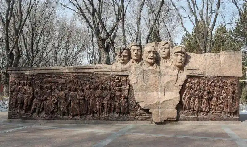 位于乌鲁木齐市南郊燕儿窝风景区的乌鲁木齐市烈士陵园,安葬着陈潭秋