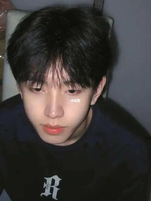 鬓角长度采用剪刀修剪,不能剪太短头顶剪点层次,发尾柔和每天打理只