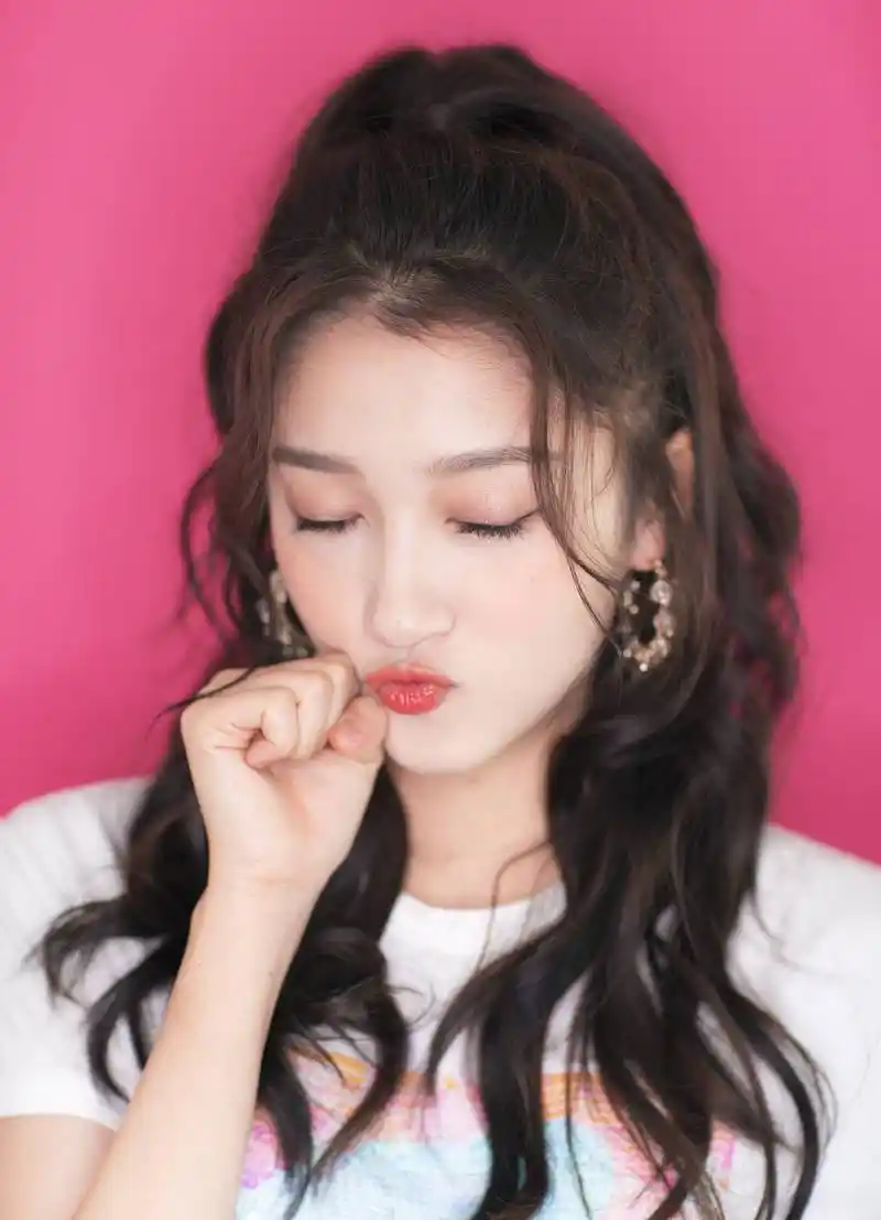 关晓彤亮相2018芭比梦想秀开秀大典,教大家卖萌五连拍,很是可爱