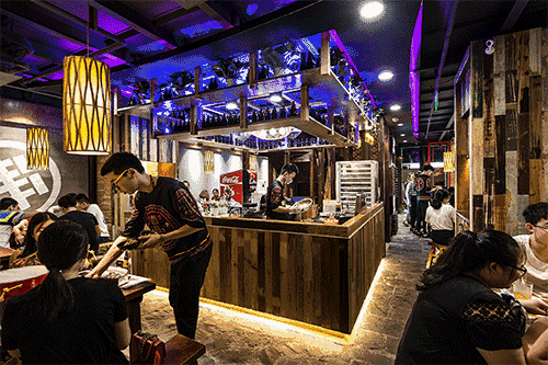 探店招募 | 拍着苗鼓吃串串,这家自带凤凰夜景的烤串店太太太会玩!