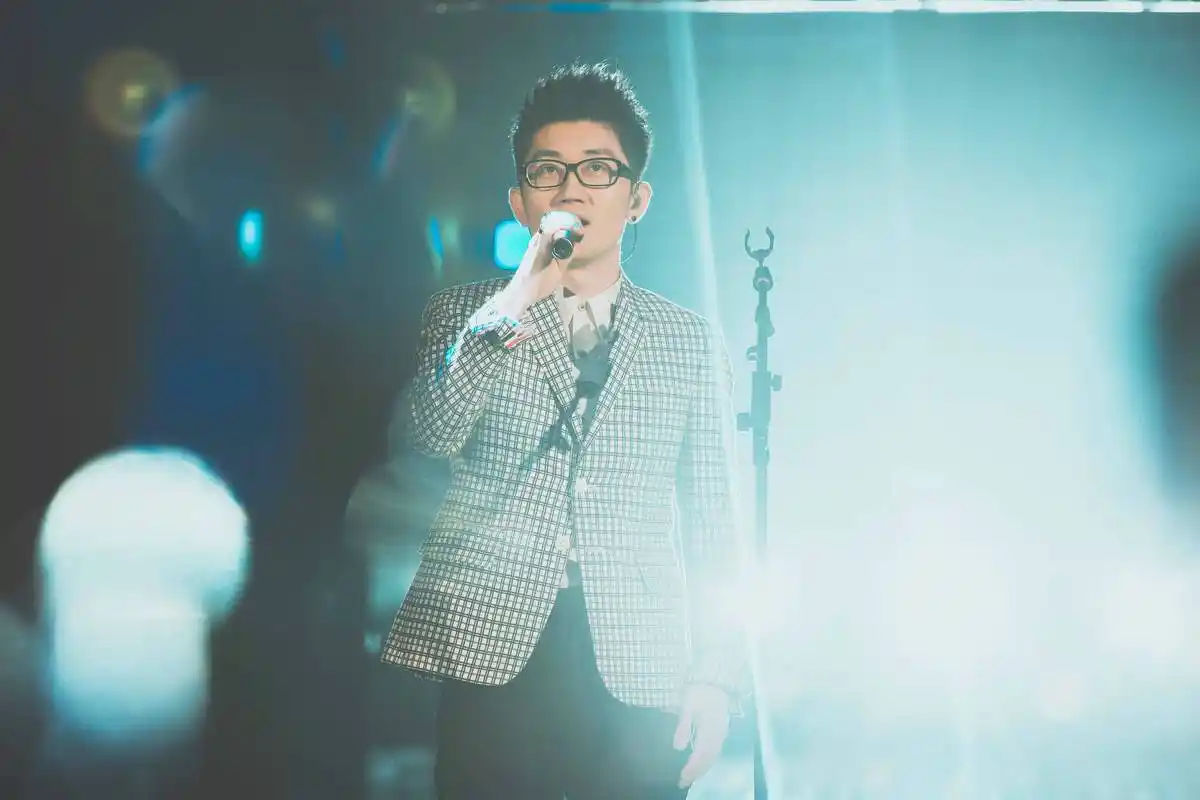 金志文自曝20年前撞脸张一山?10岁年龄差,网友:只有眼镜像