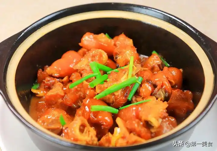 这才是砂锅炖猪蹄最好吃的家常做法,软烂入味肥而不腻,吃不过瘾