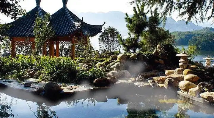 茗阳汤泉官微地址:河南省信阳市商城县汤泉池风景区内票价:150元门票