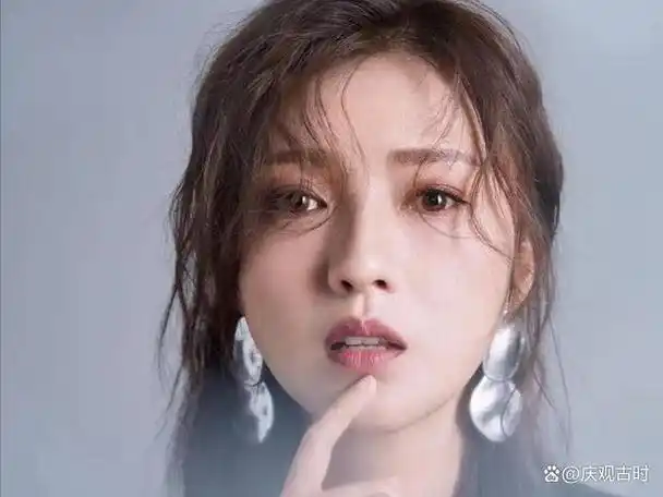 傅晶,一颗耀眼的明星,出身于一个平凡却充满温馨的家庭,父母对其关怀