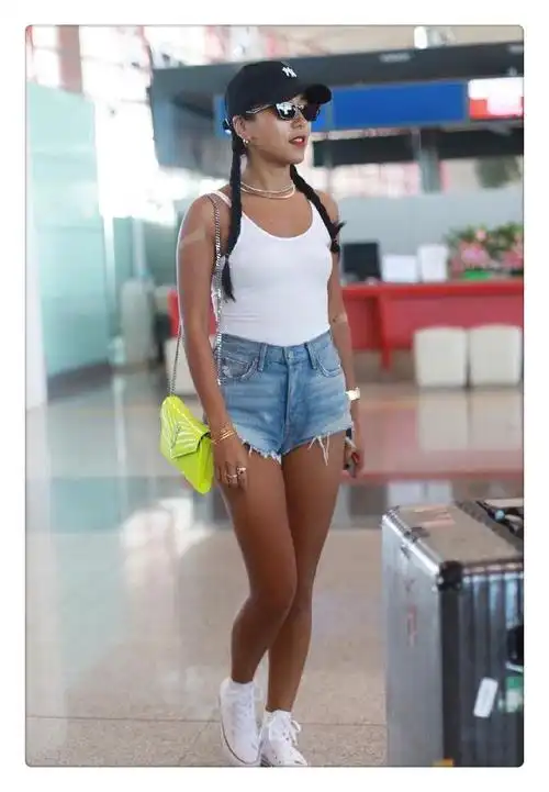 吉克隽逸穿背心裤衩就走机场大长腿瞩目162身高比例太出挑