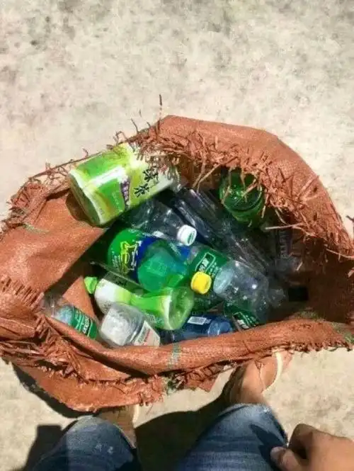 昨天捡了半天瓶子,qq计步走了一万三千多步.