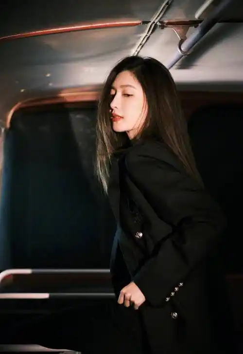 江疏影黑色西装造型出席品牌活动 长发红唇御姐范满满