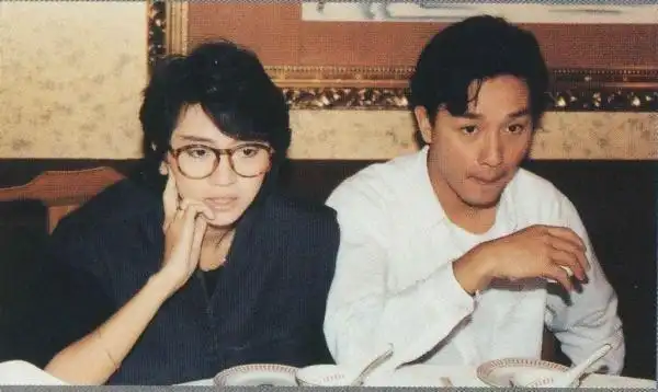 张国荣早年亲吻梅艳芳照片曝光,真的好撩!