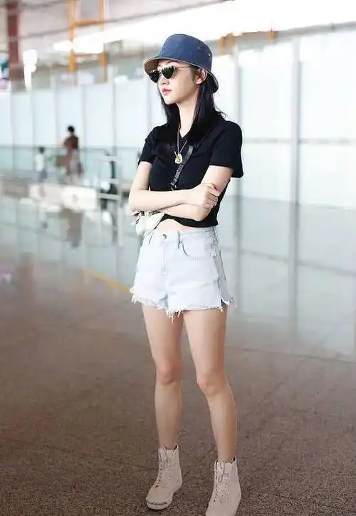 牛仔短裤和露脐装本身就是搭配界上的cp,加上景甜瘦下来之后那腿显得