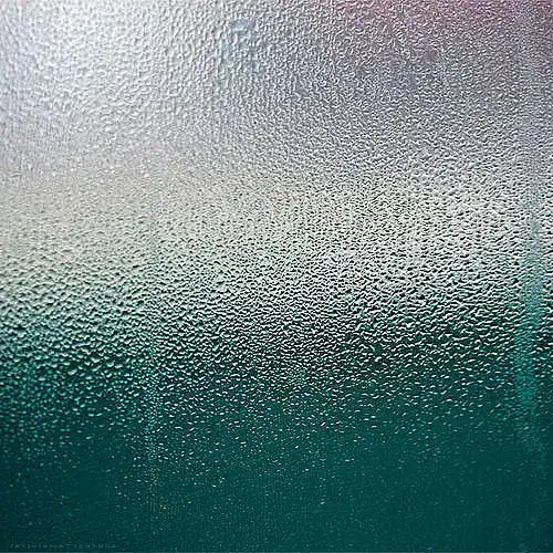 30个免费材质纹理素材水滴贴在玻璃窗的效果用在怀旧回忆气氛上不错