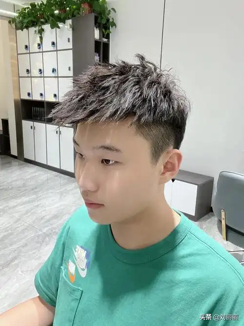 男生烫什么发型好看(男生烫发发型打理技巧)