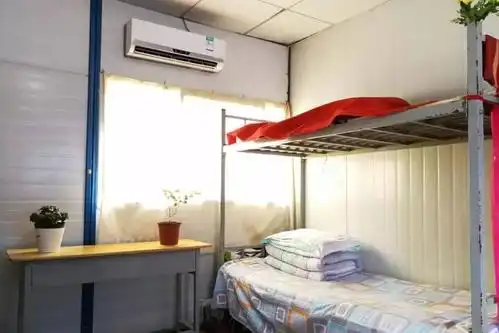 但是,同在西安,同是工友,工地围墙内外却有着不同的人生.