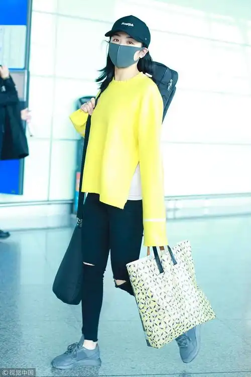 张含韵穿亮黄色毛衣眼神温柔似水 背大件行李赶路休闲范儿