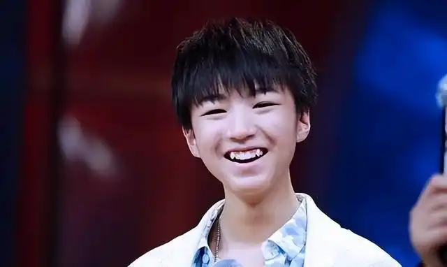 这几位笑起来颜值反差比较大的明星张凌赫褶子多王俊凯露牙龈