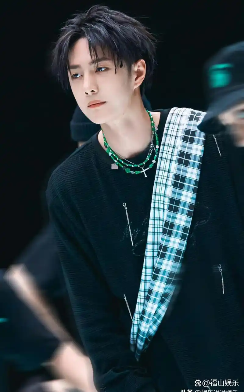 王一博亮相年底娱乐盛典:腾讯星光大赏再创时尚新潮 王一博,这位炙手