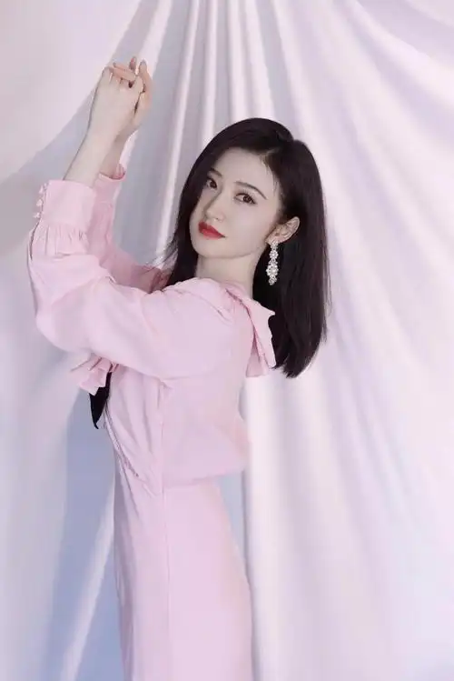 粉嫩长裙与清纯玉女,景甜的时尚风格剖析