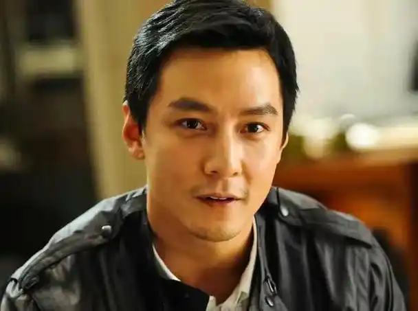 自从亮相荧幕以来,吴彦祖凭借其英俊的外貌和出色的演技,成为了众多