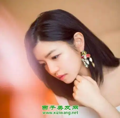 女生平肩直发好看吗 平肩直发发型如何扎漂亮