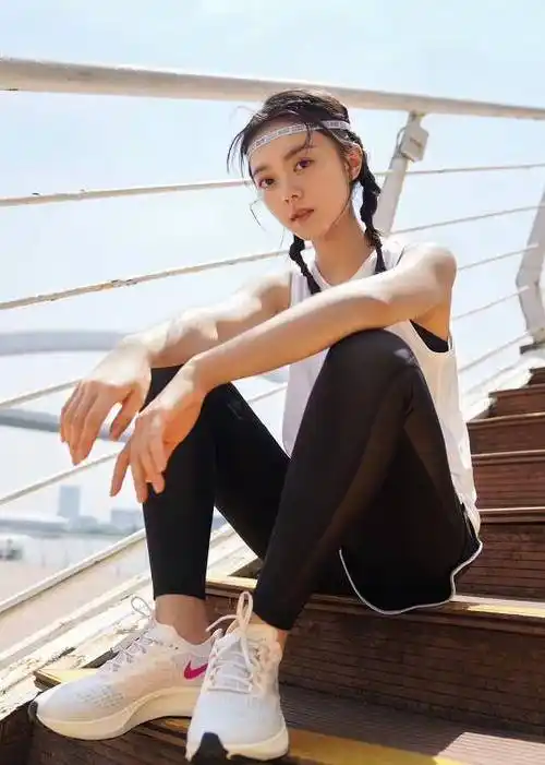 原创赵今麦早上穿健身裤跑步当她单抬腿那一刻17岁少女身材太真实了