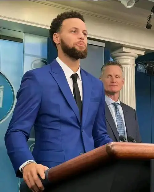 跟赛场上的运动装不同,今天勇士的众将都是一身西装革履,很是帅气