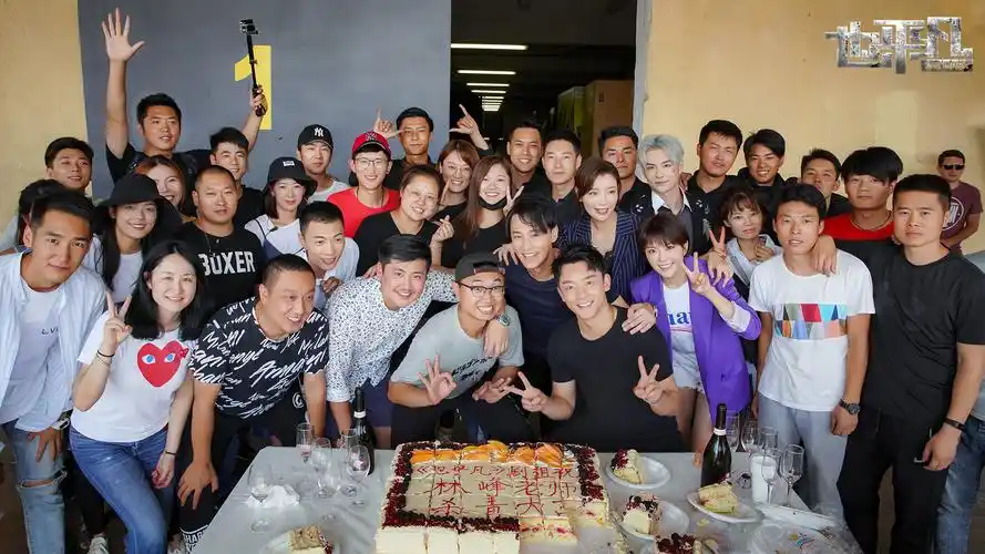 《也平凡》剧组杀青 郑恺首当出品人:信心十足!