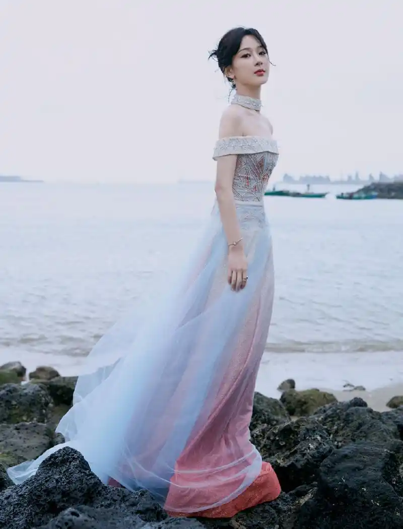 杨紫一袭长裙装扮,在海边漫步,海风轻轻吹,魅力无限