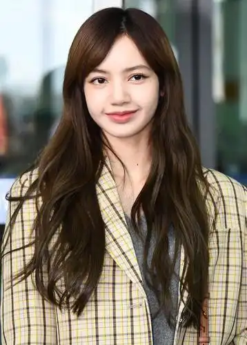 原创lisa终于露出额头了换个刘海像换人颜值在线怎样都好看