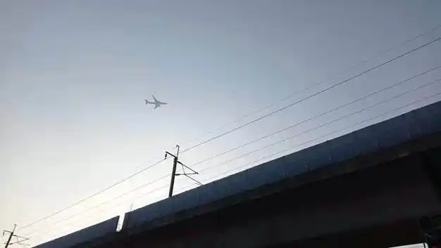 莘闵别墅区处在虹桥机场飞机航道正路,每隔一小段时间都有一架飞机