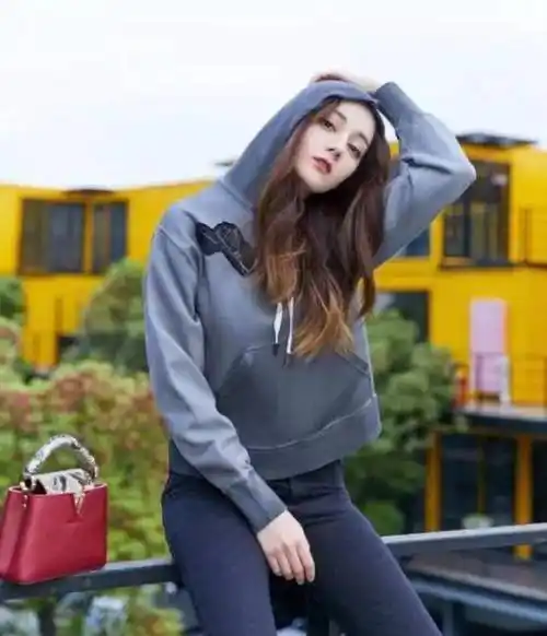 看看迪丽热巴的穿搭,简约时尚又不失少女感_女性_身材_气质