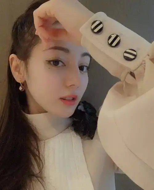 迪丽热巴终于营业了,晒自拍开宝宝滤镜,脸颊肉嘟嘟被赞可爱_电视剧