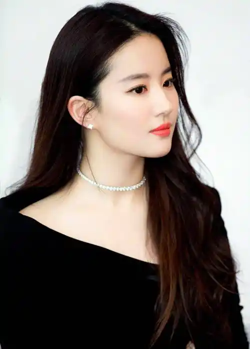 刘亦菲自拍进步大,终于不是鬼马角度!