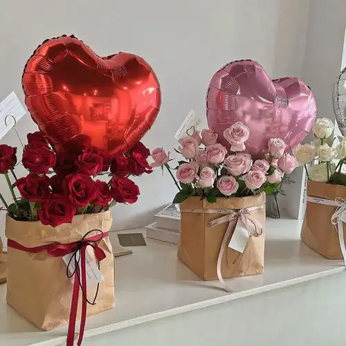 "捧花见面永远是件浪漫的事告白气球搭玫瑰 浪漫~红玫瑰/卡布奇诺/白