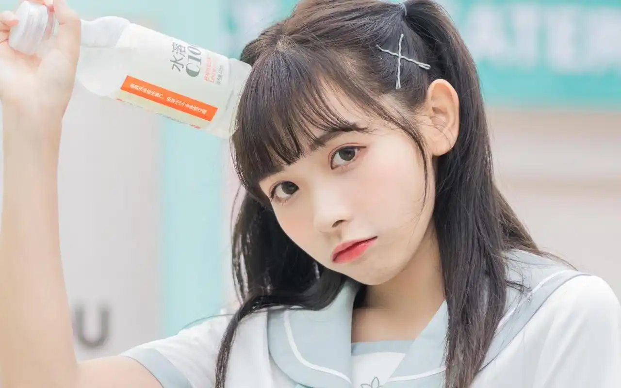 青春可爱小女孩俏皮迷人写真