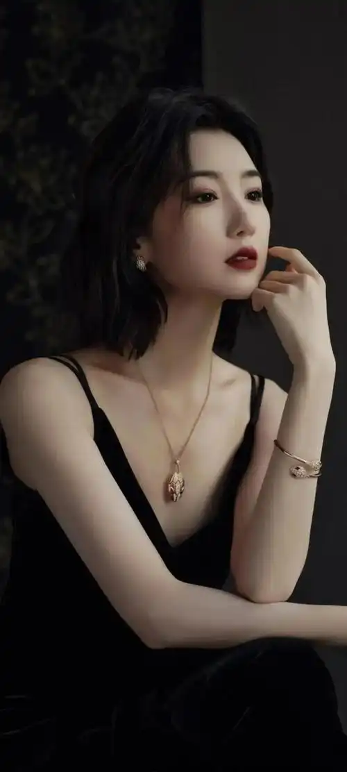 美女系列壁纸第61期,我们迎来了优雅迷人的毛晓彤.