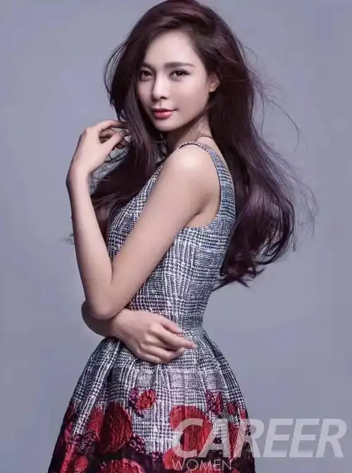 去年由沈梦辰独挑大梁主持的《我是歌手》巅峰会,虽然让她一战成名,却