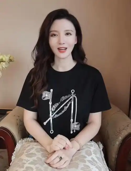 9月16日,有网友爆料拍到张萌与富豪老公吕超罕见现身同框,两人全程