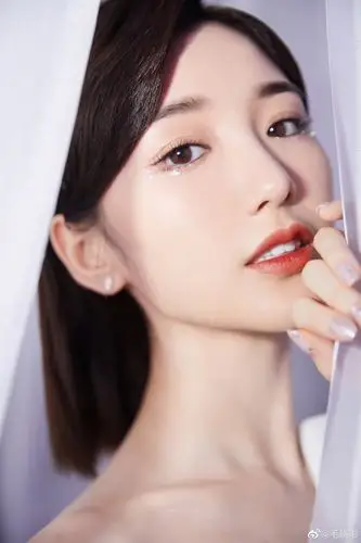 毛晓彤人鱼妆搭配橘调口红亮片点缀锁骨整体造型温柔饱含灵动