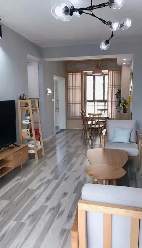 门主要是为了节省空间,做了一个榻榻米板上门,拉上就是一个小卧室了