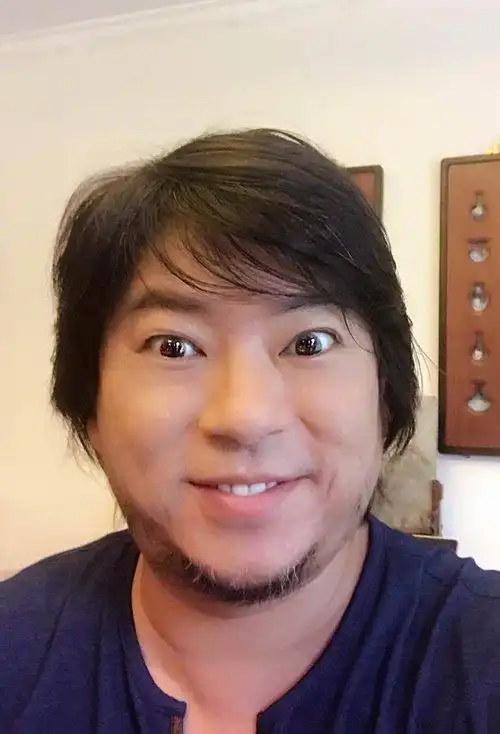 大头大脸男生短头发剪 斜刘海造型