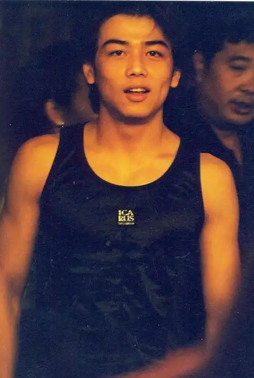 写好了离婚协议,财产都归妻子的杨烁,已经走上了另一条大道