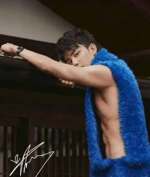 秀"腹肌"李现,易烊千玺,白敬亭,看到最后:我忍不住笑了!