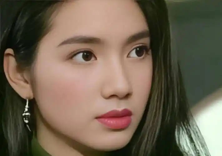 "香港顶级最美豆腐西施洪欣"一颦一笑都是经典,岁月从不败美人_角色